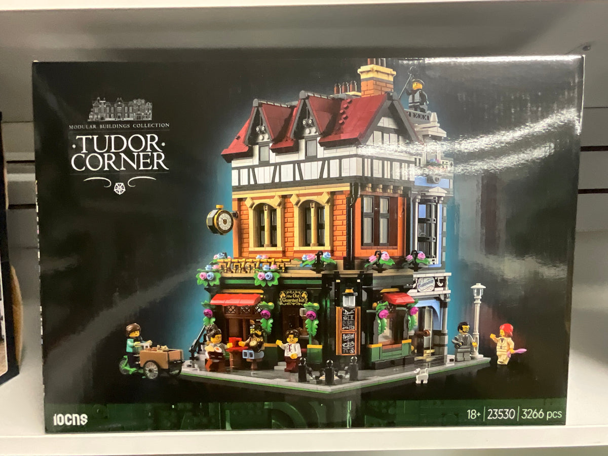 Tudor Corner Modular Building Set – 3,266 Pieces
